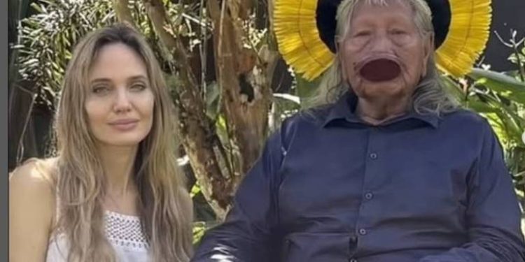 Angelina Jolie visita cacique Raoni no Mato Grosso em aldeia indígena