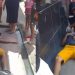 Homem tenta desviar de buraco, cai da bicicleta e bate a cabeça em Manaus 