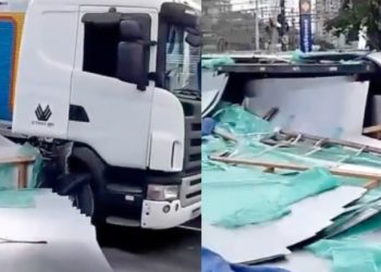 Vídeo: caminhão acerta grade de condomínio e espalha placas nas ruas