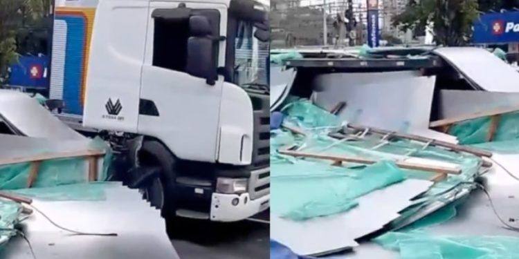 Vídeo: caminhão acerta grade de condomínio e espalha placas nas ruas