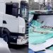 Vídeo: caminhão acerta grade de condomínio e espalha placas nas ruas