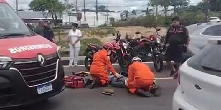 Vídeo: motoqueiro é arremessad0 e ag0niza no asfalto em Manaus 
