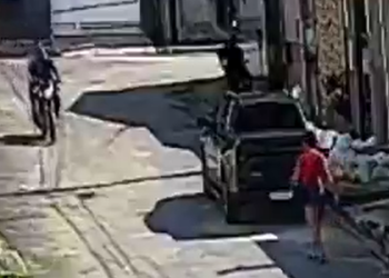 Câmeras flagram dupla surpreendendo mulher e a ass@ltando na Zona Norte de Manaus; veja