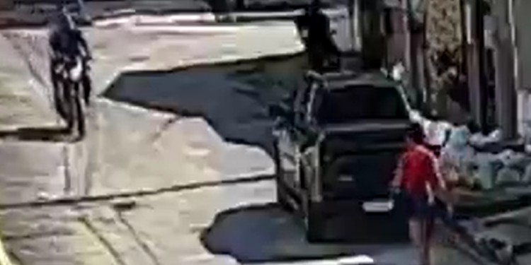 Câmeras flagram dupla surpreendendo mulher e a ass@ltando na Zona Norte de Manaus; veja