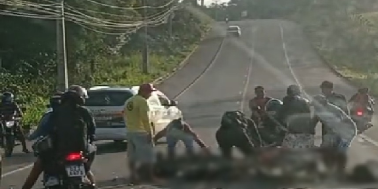 Vídeo: C0lisã0 entre motocicletas deixa ferid0s e interdita parcialmente entrada de ramal no Iranduba