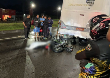 Motociclista e passageiro m0rr3m após colisã0 com ônibus durante chuva em Manaus