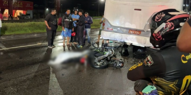 Motociclista e passageiro m0rr3m após colisã0 com ônibus durante chuva em Manaus