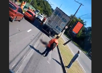 Vídeo: Passageiro em moto m0rr3 esmagad0 por carreta próximo à Ufam, no Japiim