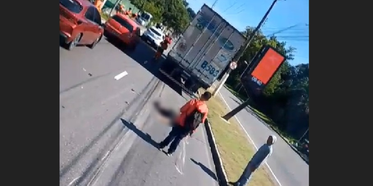 Vídeo: Passageiro em moto m0rr3 esmagad0 por carreta próximo à Ufam, no Japiim