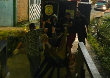 Jovem é m0rt0 por grupo ao atender a porta de casa em beco em Manaus