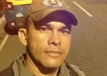 Bandid0s de moto surpreendem policial que acaba m0rto a tir0s na entrada do condomínio