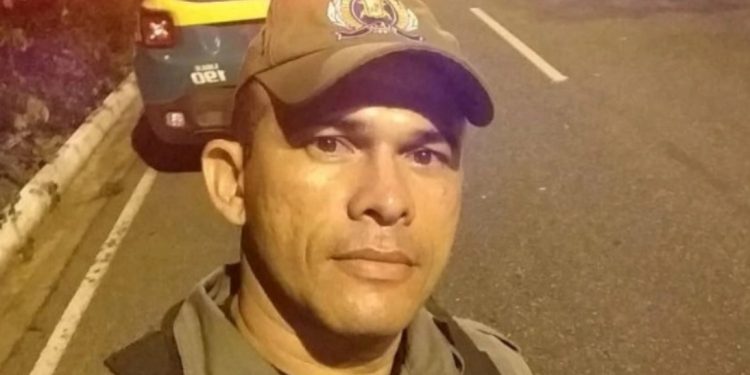 Bandid0s de moto surpreendem policial que acaba m0rto a tir0s na entrada do condomínio