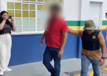 Professor que já responde por e$tupr0 é pr3s0 por tentar expl0rar alunas de 8 anos em Manaus