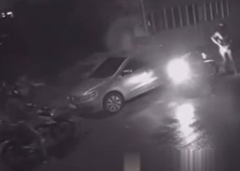 Vídeo: homem tenta fugir de assalt0 mas é cercado por bandid0s em Manaus