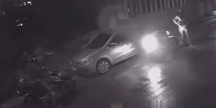 Vídeo: homem tenta fugir de assalt0 mas é cercado por bandid0s em Manaus