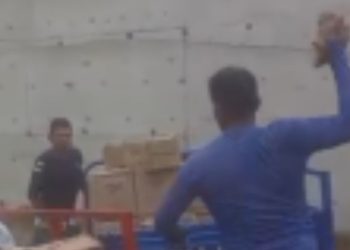 “Deixa eles se resolverem”: vídeo mostra entregadores trocando pedr4das no interior do Amazonas