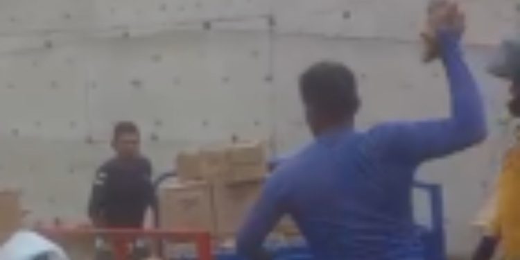 “Deixa eles se resolverem”: vídeo mostra entregadores trocando pedr4das no interior do Amazonas