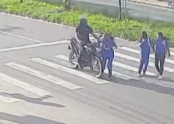 Vídeo: Estudante sai da escola com as amigas e é atr0pel4da por moto em Manaus