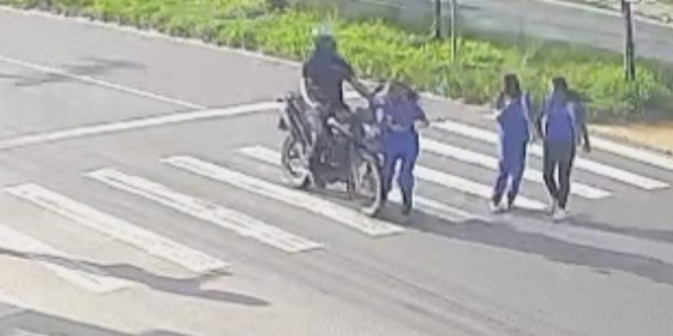 Vídeo: Estudante sai da escola com as amigas e é atr0pel4da por moto em Manaus