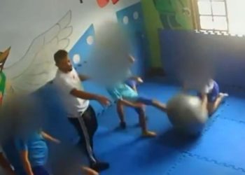 Revoltante: vídeo mostra professor dando rasteira em aluno autista de 11 anos