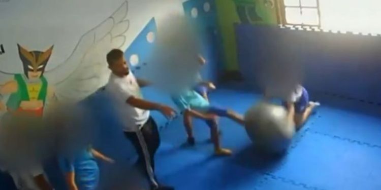 Revoltante: vídeo mostra professor dando rasteira em aluno autista de 11 anos
