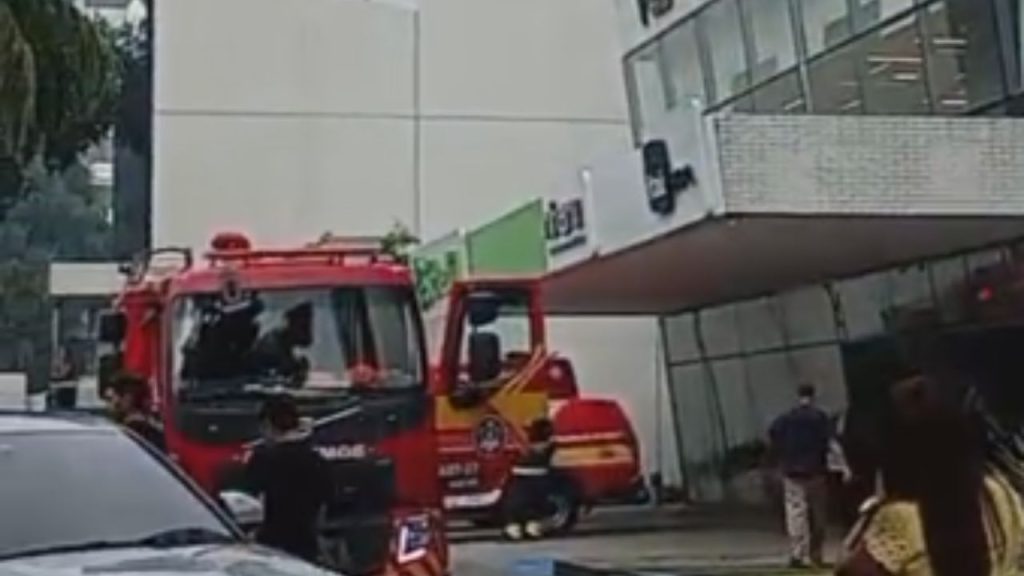 Vídeo: Edifício Soberane no Adrianópolis é evacuado após princípio de incêndio