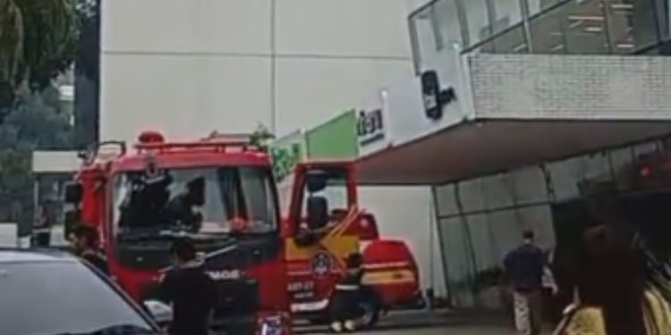 Vídeo: Edifício Soberane no Adrianópolis é evacuado após princípio de incêndio
