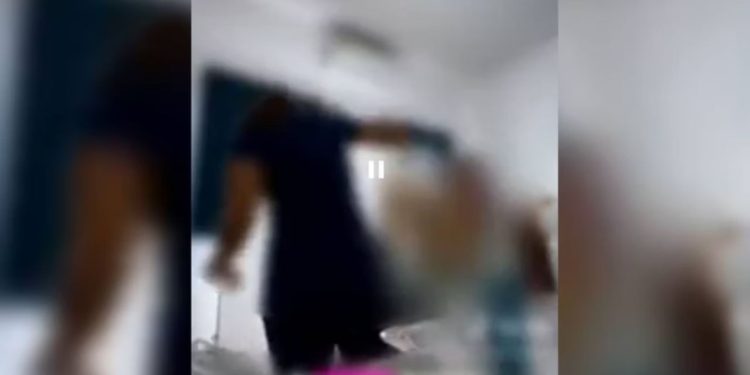 Estudante de medicina vaza vídeo com jovem fazendo exame ginecológico