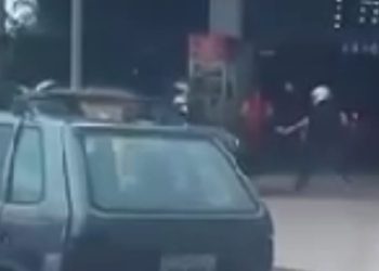 Vídeo mostra homem sendo atr0pelado por motorista em Posto de Manaus: 'carro maldito'