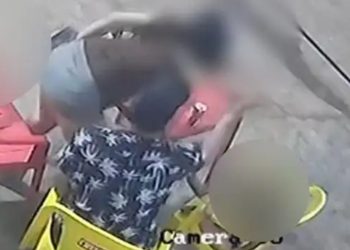 Vídeo: mãe é presa após agred1r a filha de 2 anos com t4pas e puxõ3s de cabelo em bar