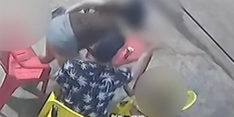 Vídeo: mãe é presa após agred1r a filha de 2 anos com t4pas e puxõ3s de cabelo em bar