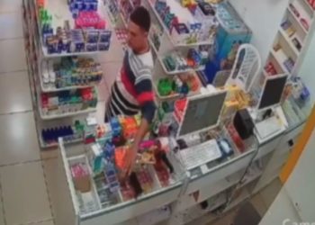 Vídeo: Homem aproveita distração de atendente e furta celular de balcão de farmácia no Viver Melhor