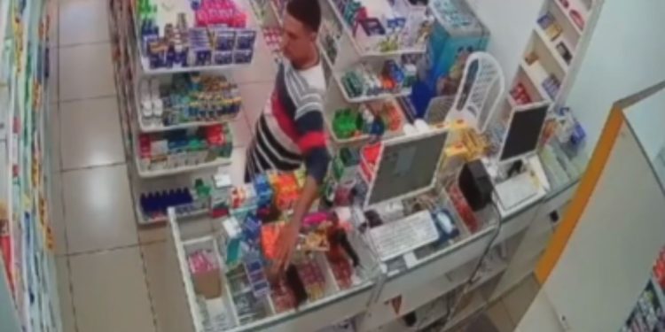 Vídeo: Homem aproveita distração de atendente e furta celular de balcão de farmácia no Viver Melhor