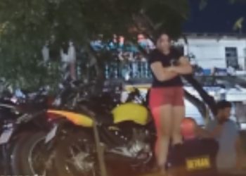 Vídeo: No Coroado, mulher fica revoltada ao ter moto apreendida e sobe no caminhão guincho do Detran