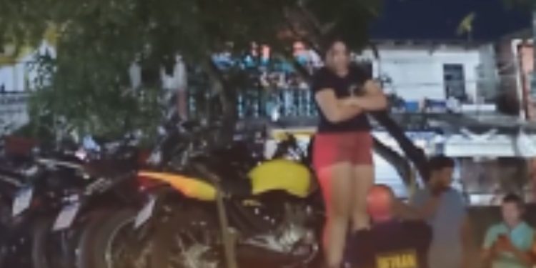 Vídeo: No Coroado, mulher fica revoltada ao ter moto apreendida e sobe no caminhão guincho do Detran