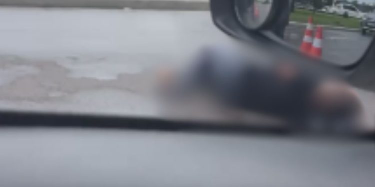 Motocicleta derrapa em via escorregadia e deixa mulher ferid4 na Ponta Negra