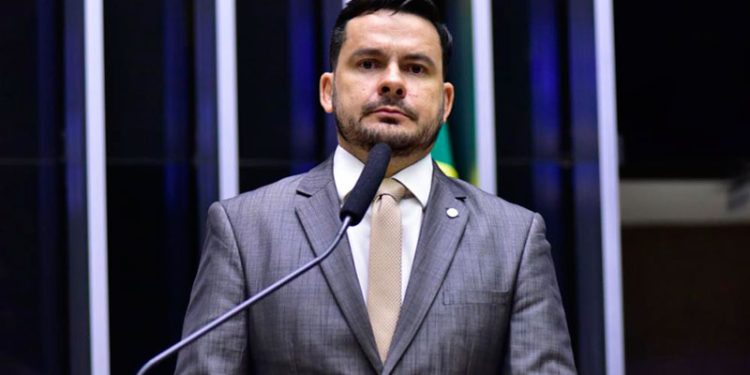 Deputado Alberto Neto é vinculado a esquema bilionário de fraudes no INSS