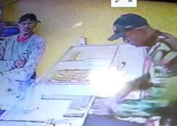 Vídeo: Dupla se passa por cliente e depois faz a ‘limpa’ em joalheria em Manaus