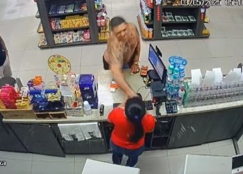 Câmera flagra homem agredind0 funcionária de loja de conveniência  em Manaus; veja