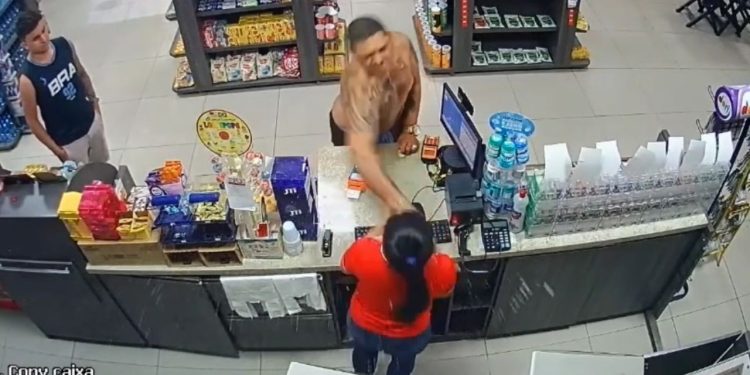Câmera flagra homem agredind0 funcionária de loja de conveniência em Manaus; veja