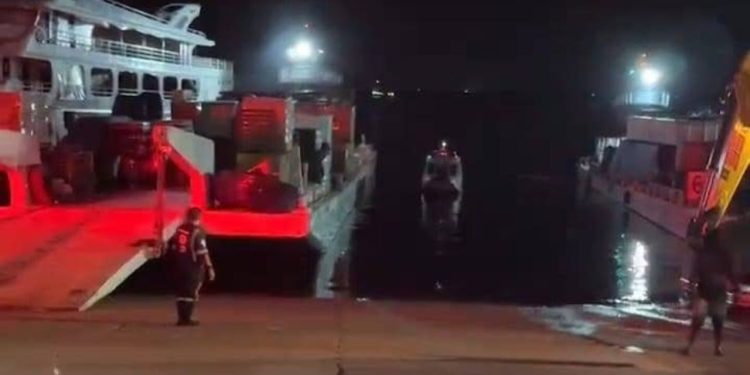 Canoeiros ficam ferid0s após serem atingidos por balsa no Rio Negro