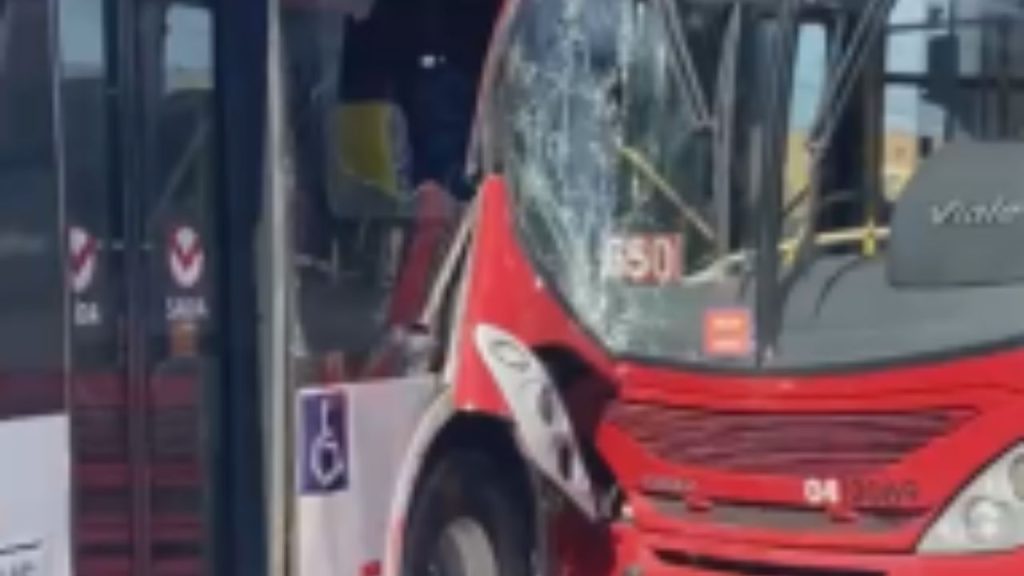 Vídeo: Dentro do T5, motorista da linha 650 colide em outro ônibus: 'Olha essa merenda'