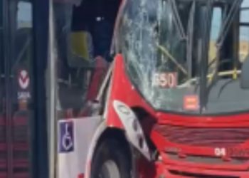Vídeo: Dentro do T5, motorista da linha 650 colide em outro ônibus: 'Olha essa merenda'