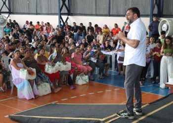 Kits de bebê para gestantes: governador do AM faz entrega simbólica na véspera do Dia das Mães
