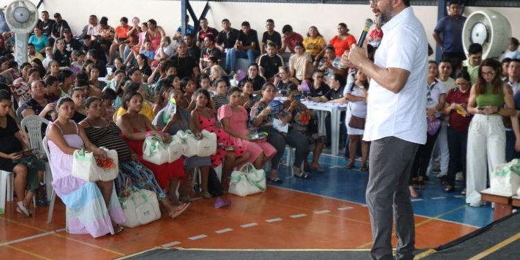 Kits de bebê para gestantes: governador do AM faz entrega simbólica na véspera do Dia das Mães