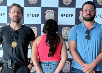 No AM, mulher desacata os policiais e revela que deixou filha de 1 ano trancad@ em quarto