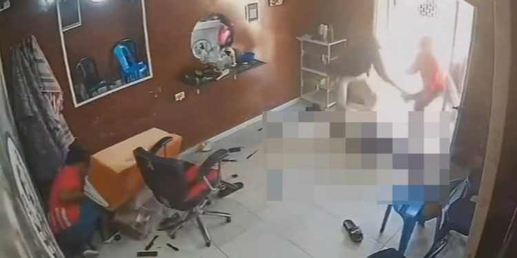 Vídeo: pistoleir0s invadem barbearia e pap0cam cliente na frente do barbeiro