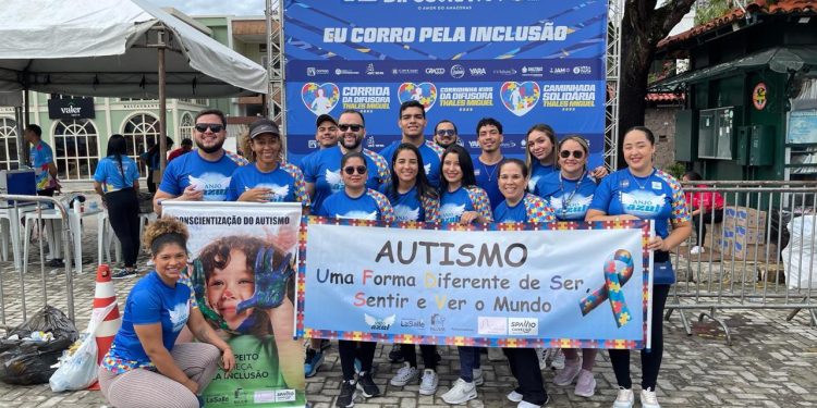 Acadêmicos de Direito da Faculdade La Salle fazem ação sobre o autismo no Centro de Manaus