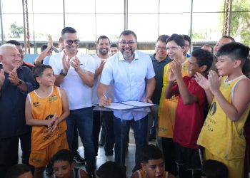 Em café em homenagem às mães, no bairro Compensa, governador Wilson Lima anuncia reforma de espaços de esporte e lazer