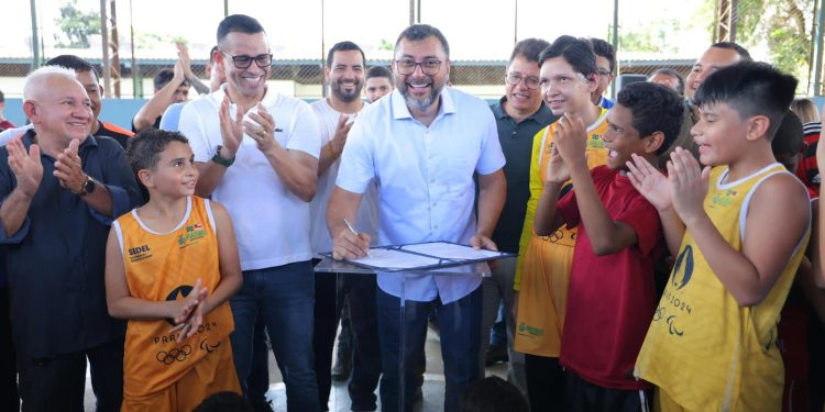 Em café em homenagem às mães, no bairro Compensa, governador Wilson Lima anuncia reforma de espaços de esporte e lazer
